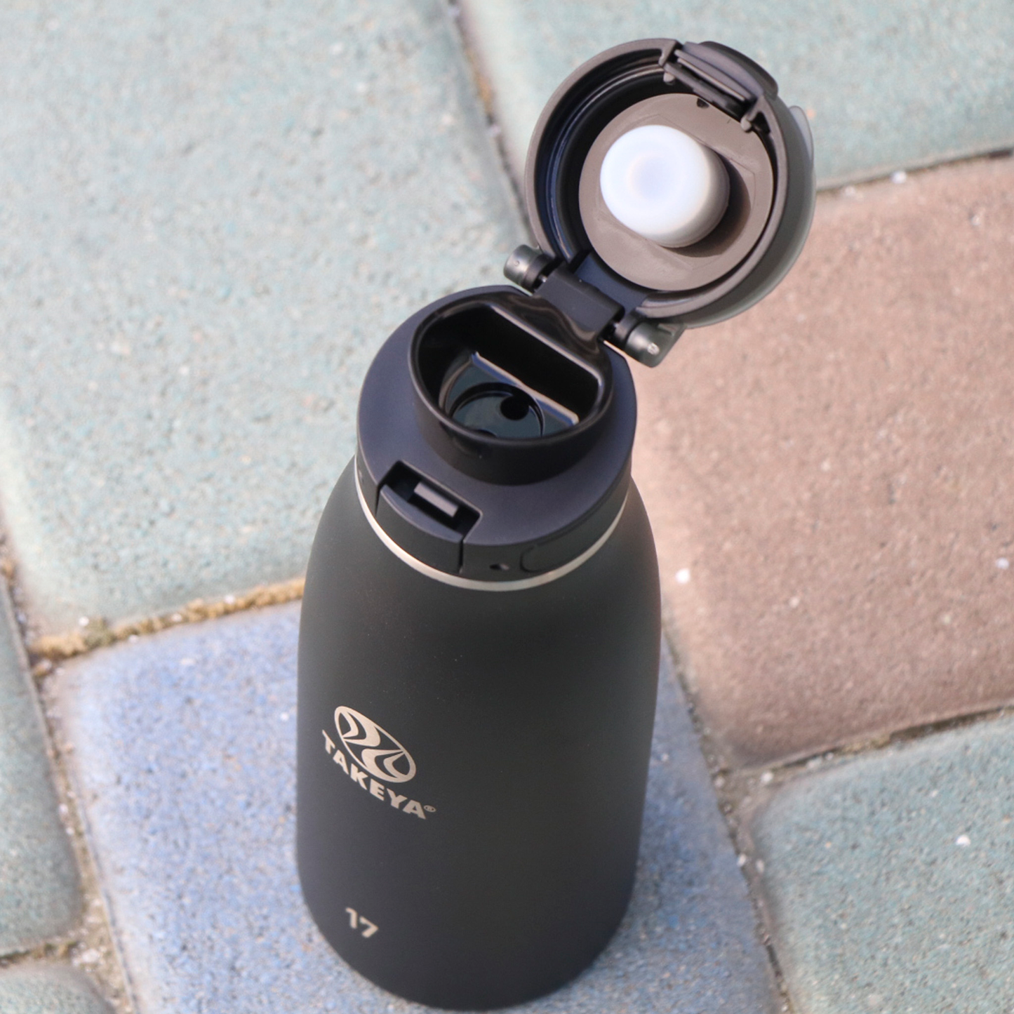 traveler-fliplocktm-lid-o9 96076-R-TravelerLid-Lifestyle-Onyx.png